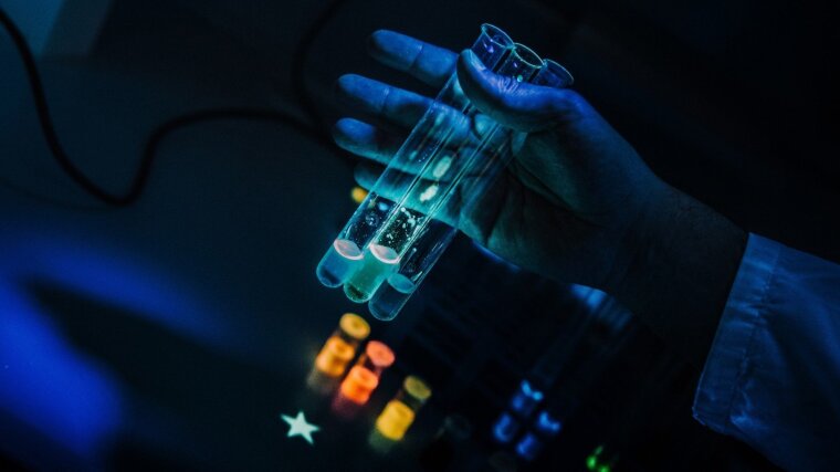 Fluoreszierende Lösungen unter UV-Licht