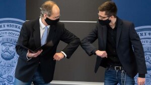 Award ceremonies on 20 November 2020: Dean Prof. Dr Hans-Dieter Arndt (left) welcomes Friedrich Brandt, the winner of the Graduate Award Geography 2020