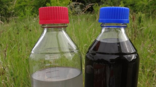 So sollte Grundwasser nicht aussehen: starke Trübung durch Eisensulfid