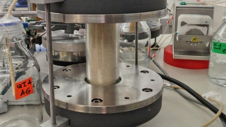 Column with artificial soil used for transport experiments