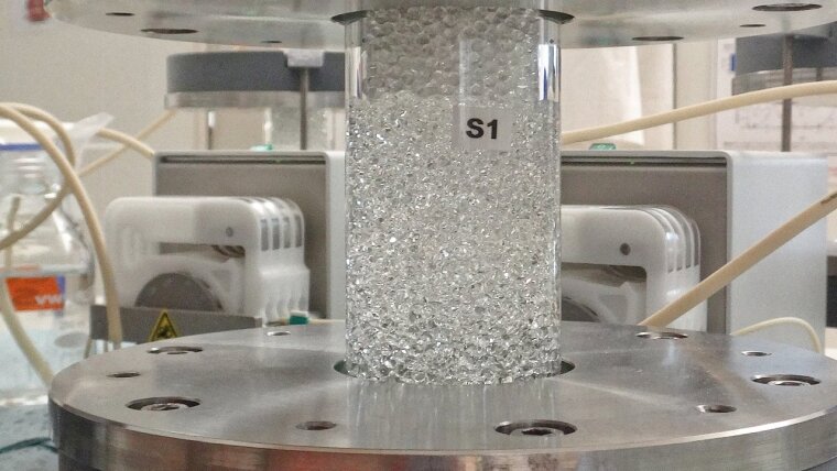 Säule mit künstlichem porösen Medium für Transportexperimente