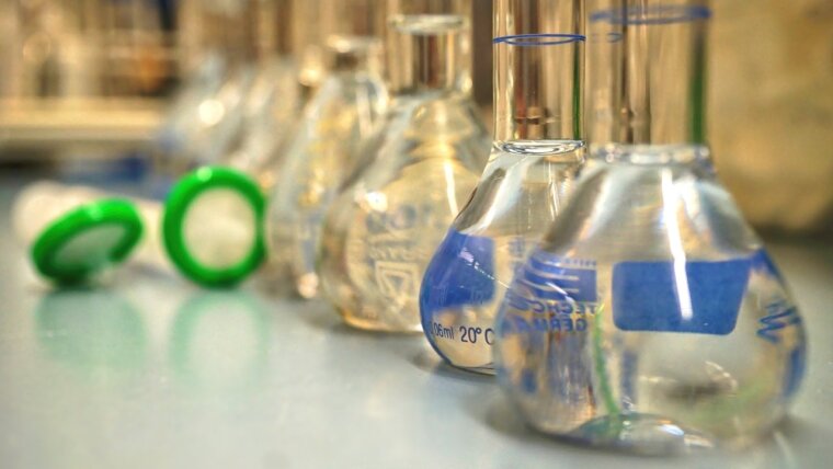 Maßlösungen in Messkolben