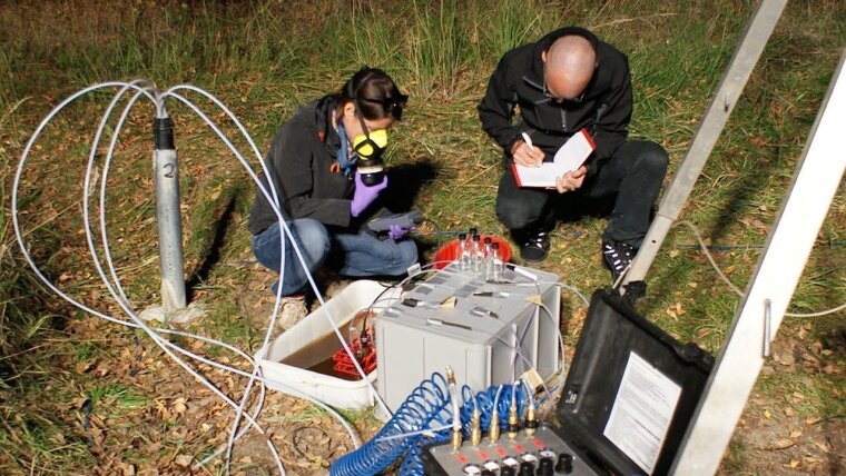 Entnahme von Grundwasserproben aus verschiedenen Tiefen durch unsere Projektpartner beim Injektionsversuch