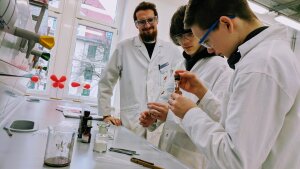 Student teachers supervise students in the student laboratory