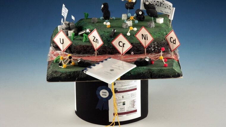 Traditionell selbst gebastelter symbolischer Doktorhut eines Doktors der Umweltchemie, aufgenommen an der Universität Jena.