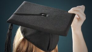 Eine junge Frau mit einem Doktorhut