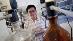 Ein chinesischer Doktorand in einem chemischen Labor der Universität Jena.