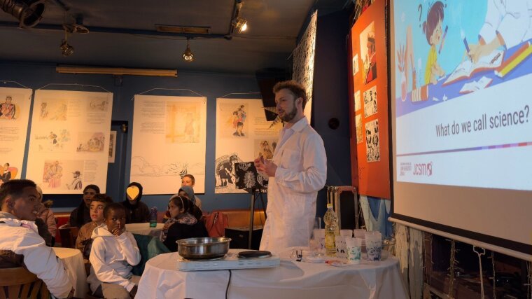 Dr. Boris Bulgakov hält während eines Workshops einen wissenschaftlichen Vortrag vor Kindern