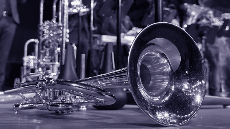 Eine Trompete auf der Bühne, Musiker im Hintergrund.