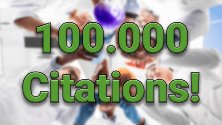 Niedrige Ansicht von Wissenschaftlern, die verschiedene Reagenzgläser halten