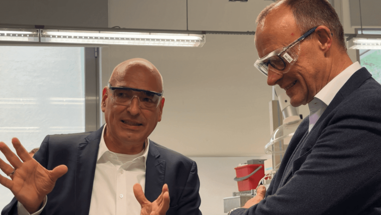 Prof. Ulrich Schubert and Friedrich Merz in the laboratory