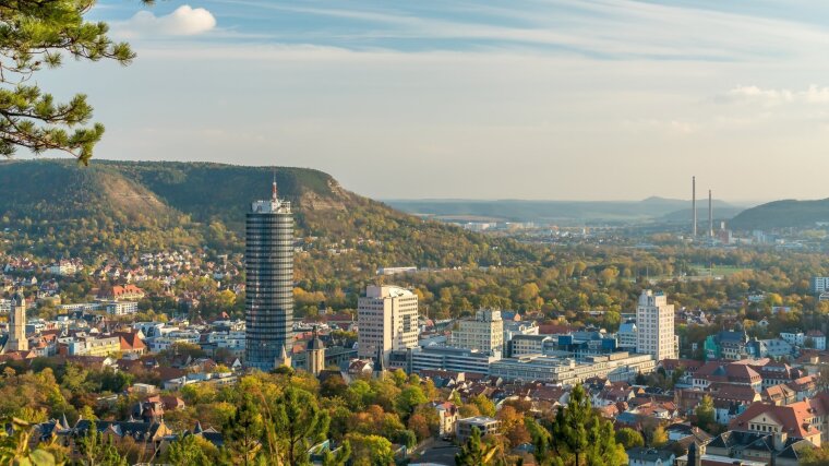 Wunderschöne Aussicht auf Jena vom Landgrafenblick bei Sonnenuntergang