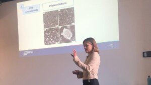 Lulu Alfes während ihrer Masterarbeitsverteidigung.