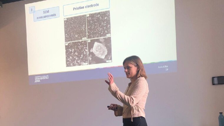 Lulu Alfes während ihrer Masterarbeitsverteidigung.