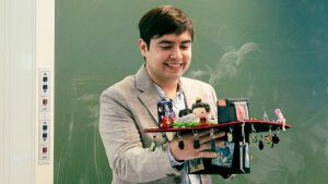 Erick Prince mit seinem Doktorhut