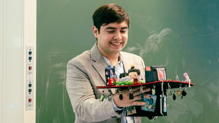 Erick Prince mit seinem Doktorhut