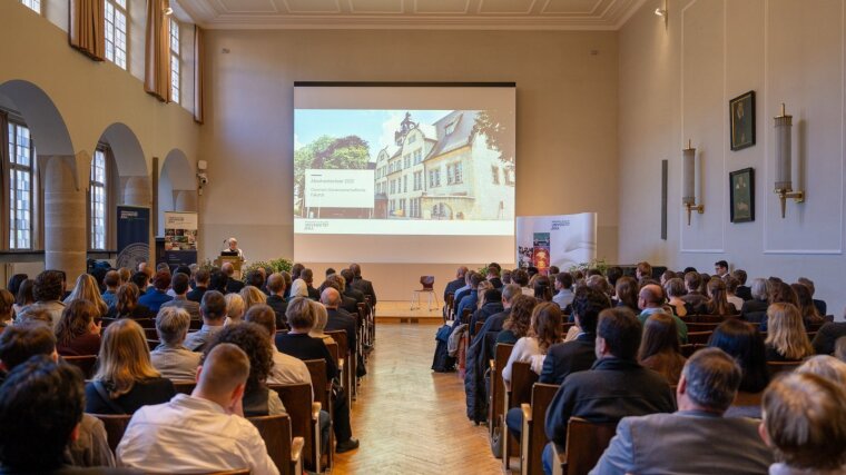 Absolventenfeier der Chemisch-Geowissenschaftlichen Fakultät am 21.11.2025