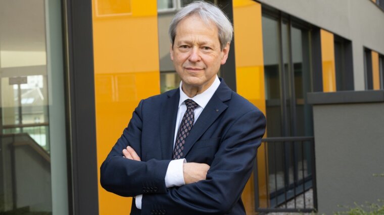 Prof. Dr. Wolfgang Weigand vor dem Gebäude des Instituts für Anorganische und Analytische Chemie