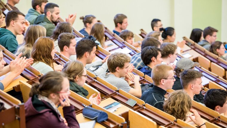 Studierende sitzen in einer Vorlesung im Döbereiner Hörsaal