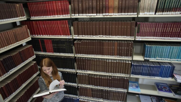 Eine Studentin in der Bibliothek Chemie (Symbolbild)