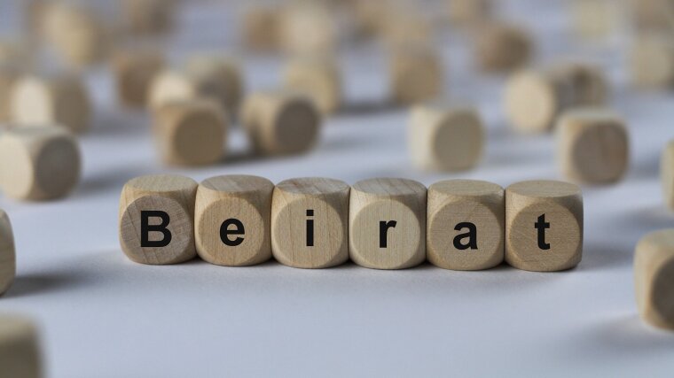Holzwürfel mit Buchstaben "Beirat"