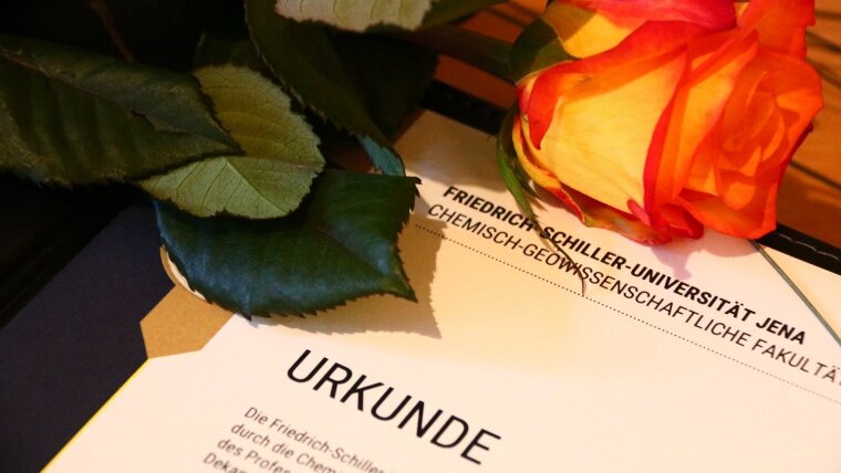 Absolventenfeier 2021 - Urkunde mit Rosen