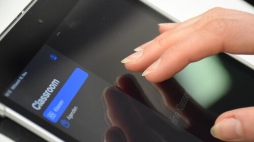 iPad bei der Bedienung der Classroom-App