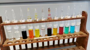 Metal-salt solutions in the lab course AC1