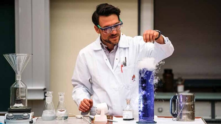 Experimentalvorlesung mit Dr. Sven Krieck bei der Thüringer Chemieolympiade 2019 an der Uni Jena