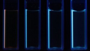 NADH-Lösung unter UV-Licht mit Eosin Y-Lösung