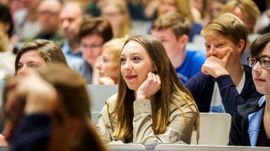 Eine Studentin sitzt im Hörsaal