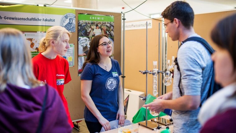 Studierende beraten Studieninteressierte beim Hochschulinformationstag der Universität Jena.
