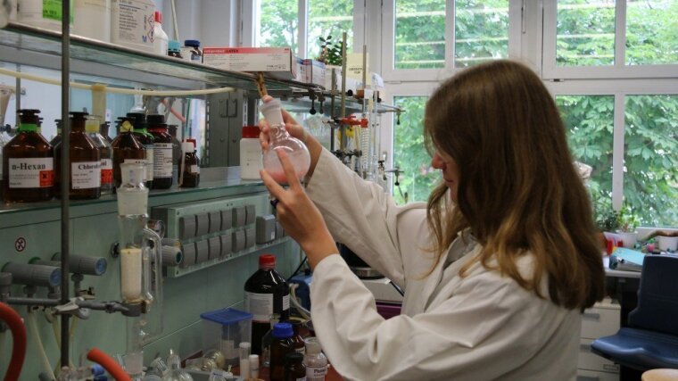 Ein Schülerin arbeit in einem chemischen Labor an der Universität Jena.