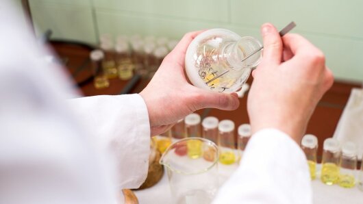 Eine Person arbeitet chemischen Labor an der Universität Jena.