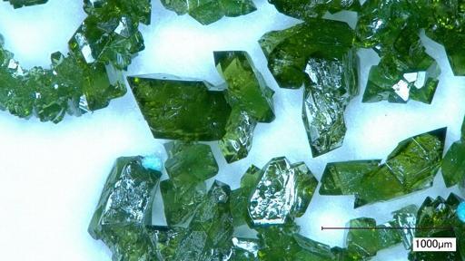 Unterm Mikroskop: Synthetische Kristalle des Minerals Libethenit