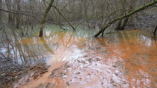 Teiche mit ockerfarbenen, Fe-reichen Sedimenten im alten Bergbaugebiet von Merník