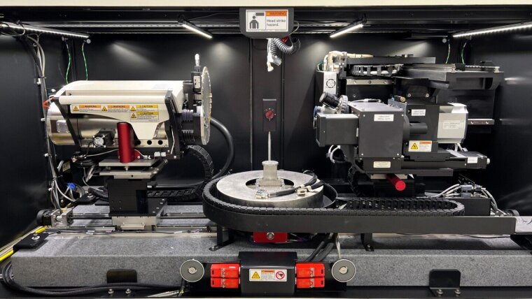 Xradia Versa 620 with X-ray source, sample holder and detector system.