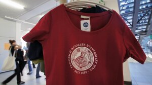 Ein T-Shirt mit dem Siegel der Universität Jena.