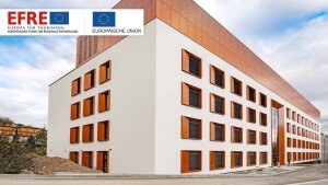 Blick auf das Gebäude der Forschungsneubauten CEEC Jena II und AWZ CEEC Jena der Friedrich-Schiller-Universität Jena.