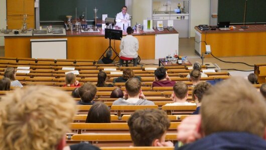 Experimentalvorlesung mit Dr. Sven Krieck während der Thüringer Chemieolympiade 2025