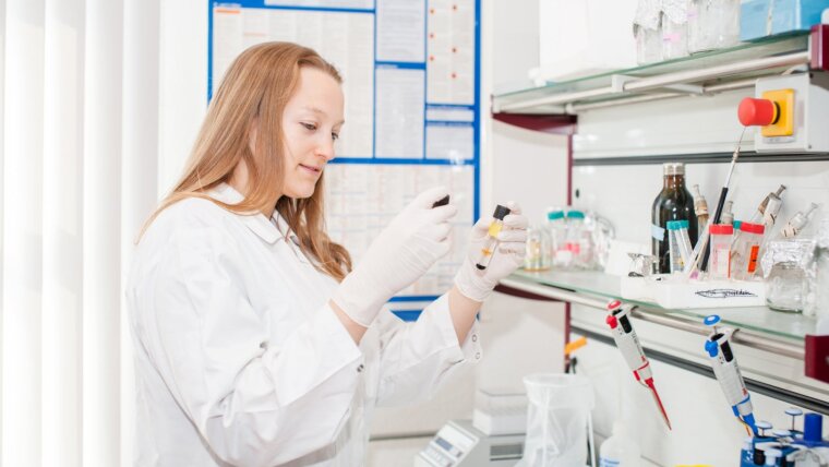 Person beim Pipettieren von Flüssigkeiten