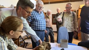 Geologen-Veteranen bei der Untersuchung von Gesteinen