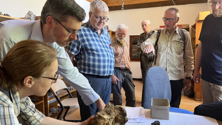 Geologen-Veteranen bei der Untersuchung von Gesteinen