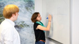 Eine Dozentin und ein Geographie-Student im Gespräch