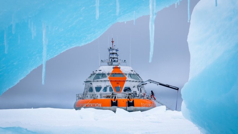 Tara Polarstation auf ihrer Jungfernfahrt in der Nähe von Spitzbergen