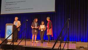 Urooj Fatima erhält einen Poster Preis bei der ISE Konferenz in Mainz.