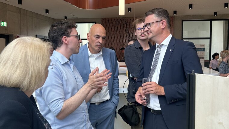 Demonstration der Forschung der Water Splitting Group für Christian Tischer im Rahmen der HIGH-TECH-TOUR Thüringen.