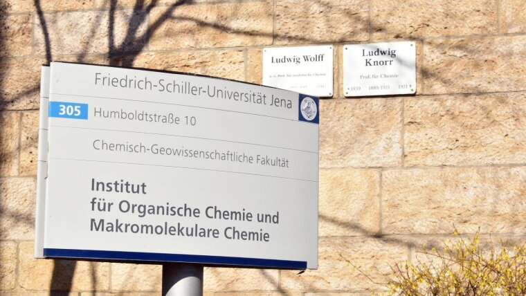 Informationsschild vor Institutsgebäude in der Humboldtstraße 10