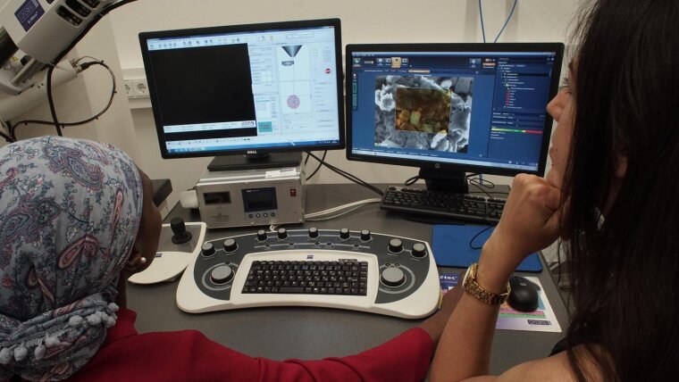 MItarbeiterinnen bei der Arbeit an einem Elektronenmikroskop im Zentrum für Angewandte Forschung.