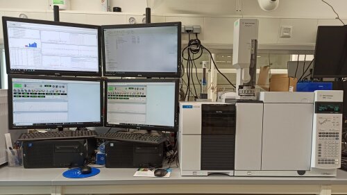 Allows the analysis of the liquid electrolyte and its aging or decomposition products. The analysis can be performed in-situ with lab-scale cells with an enlarged electrolyte reservoir. In addition, the Balducci group has developed an operando GC-MS cell for supercapacitor applications.